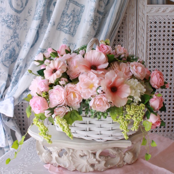 造花 フラワーアレンジメント ラナンキュラスのカゴアレンジ 洋風 ギフト アーティフィシャルフラワー シルクフラワー アートフ