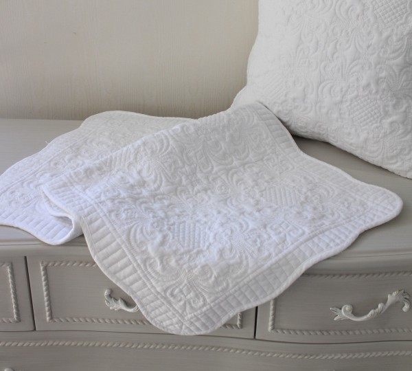 ホワイトキルト マット 50×80 ラグマット ラグ ホワイト ソファーカバー 座面カバー アラベスク柄 キルティングスロー キルティ