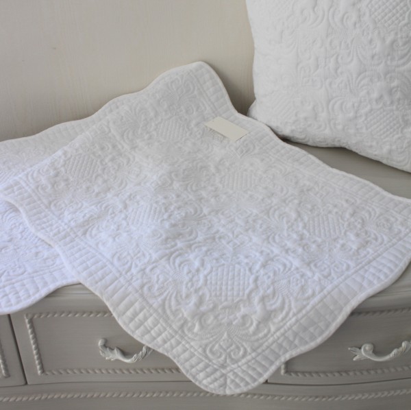 ホワイトキルト ラグマット 50×120 ホワイト ソファーカバー 座面カバー アラベスク柄 キルティングスロー キルティング マルチ
