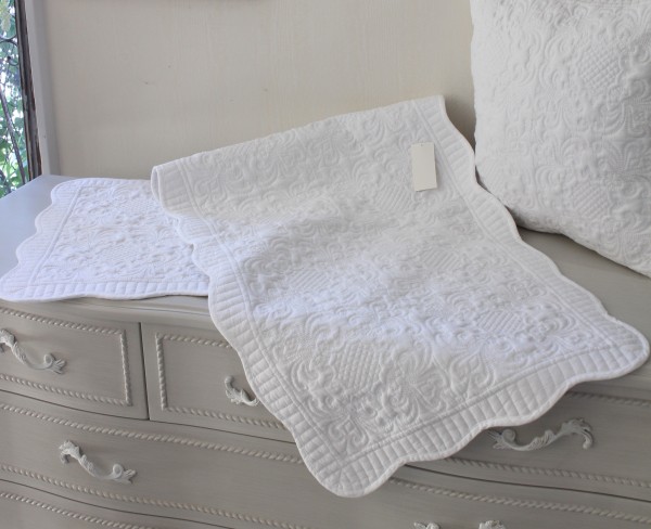 ホワイトキルト マット ラグマット 50×150 ホワイト 綿 座面カバー ソファーカバー アラベスク柄 キルティングスロー キルティン