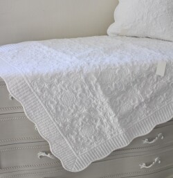 ホワイトキルト キルトカバー 綿 100×100 正方形 キルトラグ マルチカバー 白 ホワイト アラベスク柄 キルティングスロー キルテ