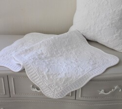 ホワイトキルト マット 50×80 ラグマット ラグ ホワイト ソファーカバー 座面カバー アラベスク柄 キルティングスロー キルティ