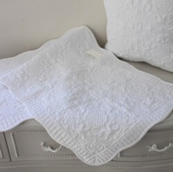 ホワイトキルト ラグマット 50×120 ホワイト ソファーカバー 座面カバー アラベスク柄 キルティングスロー キルティング マルチ