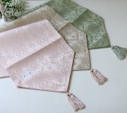 （在庫限りで廃盤）テーブルランナー 撥水加工 テーブルセンター 薔薇柄 花柄 高級 はっ水 ダマスクローズ 150 目隠しカバー（32