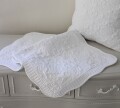ホワイトキルト マット 50×80 ラグマット ラグ ホワイト ソファーカバー 座面カバー アラベスク柄 キルティングスロー キルティ
