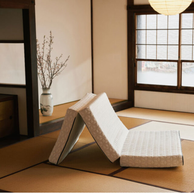 ラグフォートはイノアックの新開発マットレス。ラテックスに似た高反発