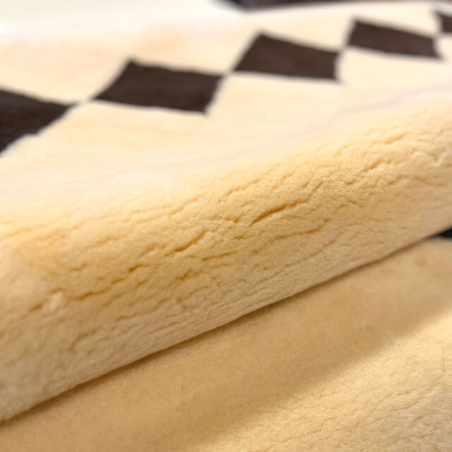 オーストラリア産シープスキンを使用した毛長25ミリのムートンシーツ オーストラリア産シープスキンを使用した毛長25ミリのムートンシーツ