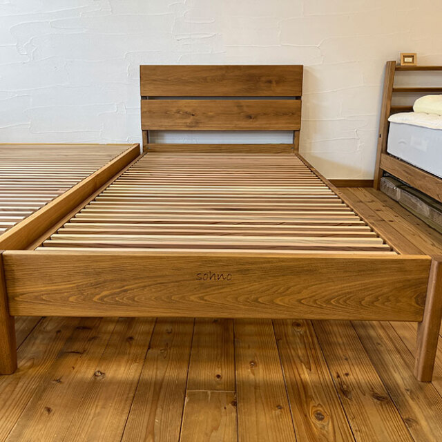 石川県産ヒノキ無垢材ベッドフレーム。すのこには加賀杉無垢材を使って