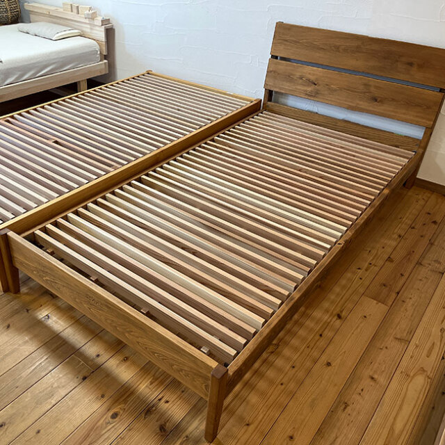 石川県産ヒノキ無垢材ベッドフレーム。すのこには加賀杉無垢材を使って