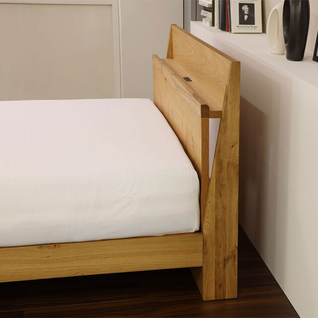 オーク材突板を使用したシンプルなデザインのベッドフレーム「ロブレ