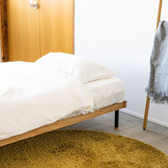 ウォールナット材・オーク材から選べるシンプルなベッドフレーム