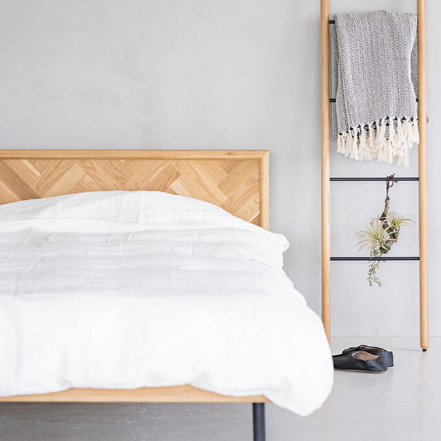 ウォールナット材・オーク材から選べるシンプルなベッドフレーム