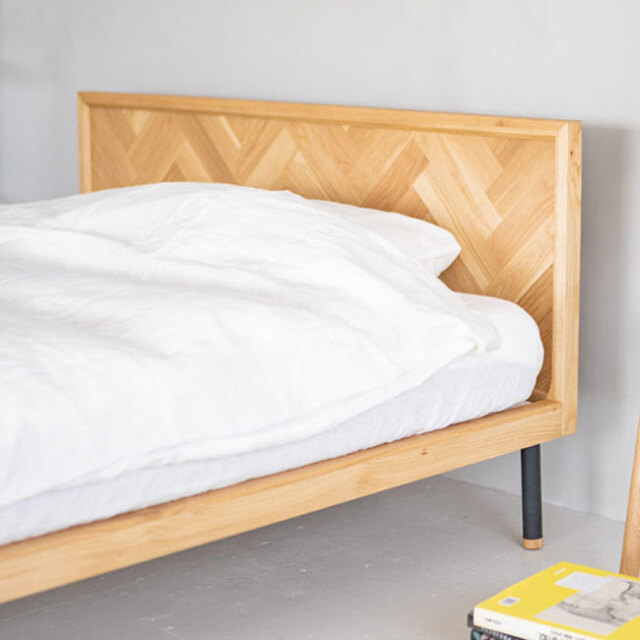 ウォールナット材・オーク材から選べるシンプルなベッドフレーム