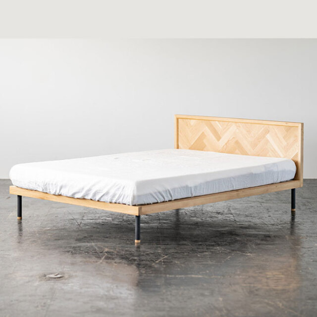 ウォールナット材・オーク材から選べるシンプルなベッドフレーム