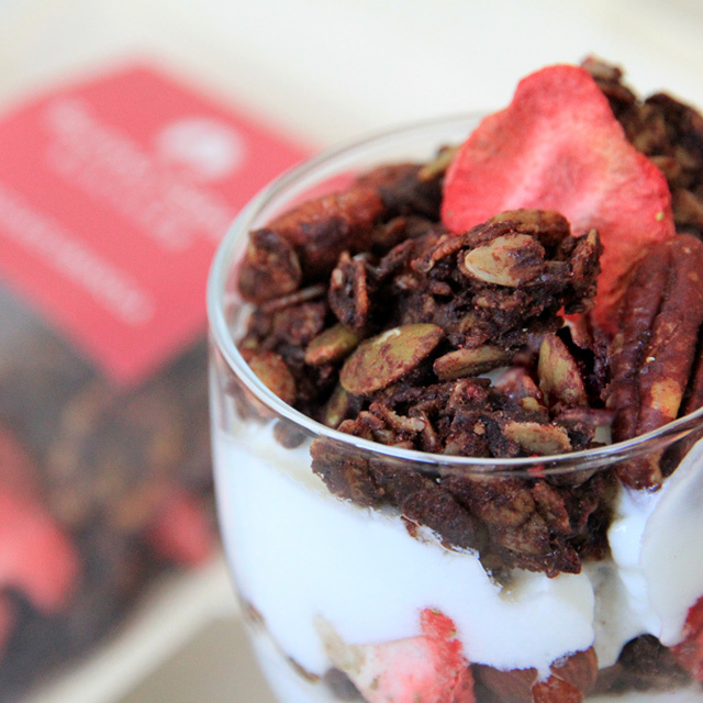 BuonoSanoストロベリーチョコレートグラノーラ＆ヨーグルト