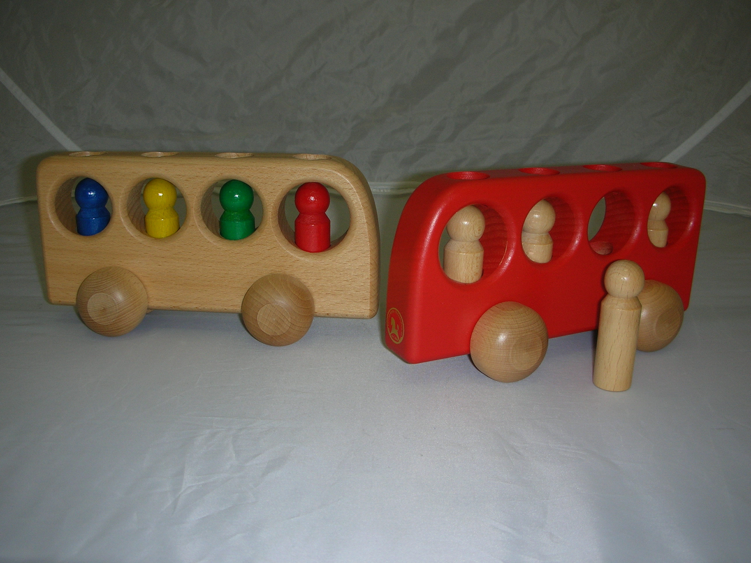 4人のりバス　～木彫りのお人形を乗せたりおろしたり。重量感のあるバスです。～