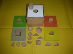 カッティングボックス　～穴落としは、1～３歳児が大好きな遊びです。～