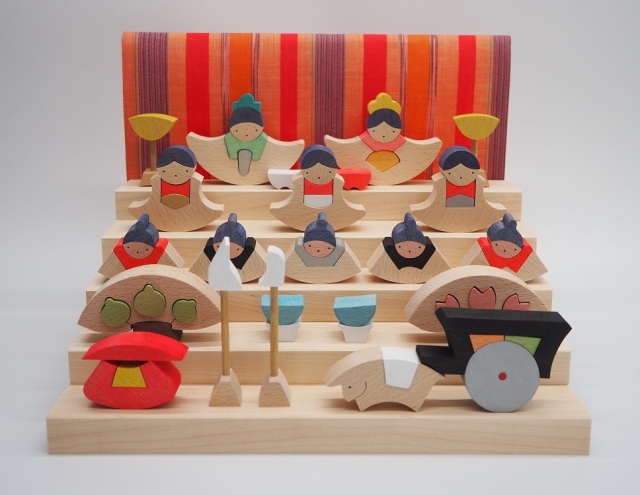 寿月すみたや・小黒三郎作の組み木のおひなさま。銀杏円びな五段飾り。 