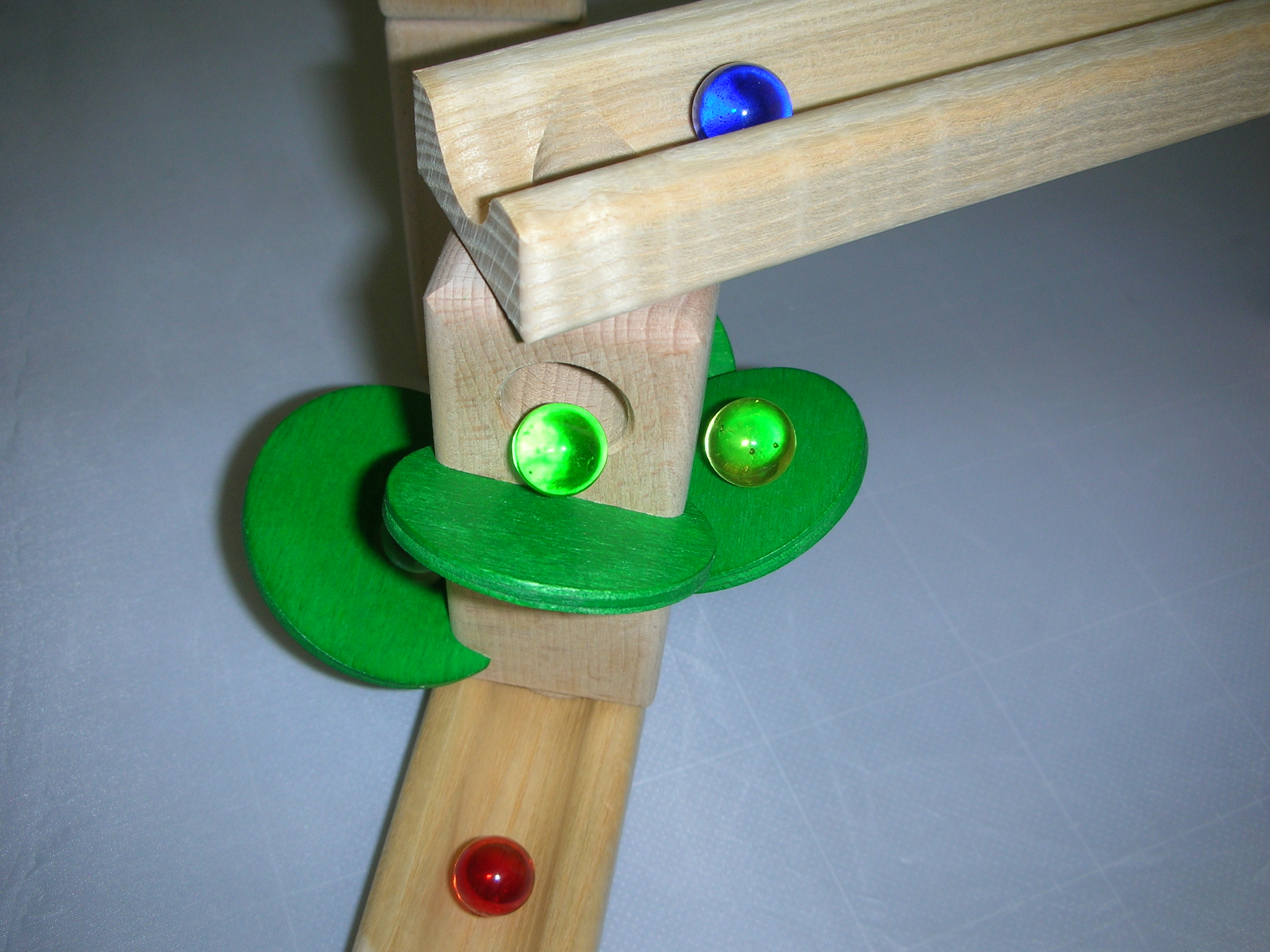 スカリーノフォレスト　～玉が木の葉の上を回っていくよ。～