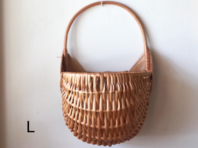 ラトビア 壁掛けバスケット L