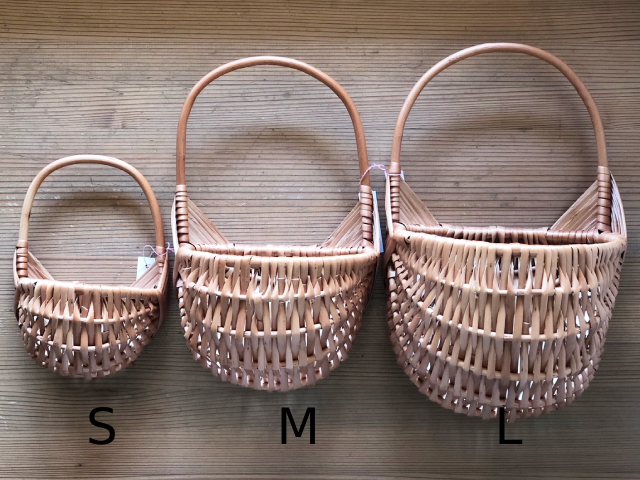 ラトビア 壁掛けバスケット L