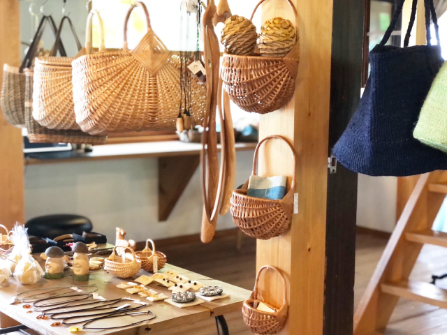 ラトビア　ウォールバスケット　壁掛けかご 楽天市場】ラトビア PINUMU PASAULE 柳のウォールバスケット 木製