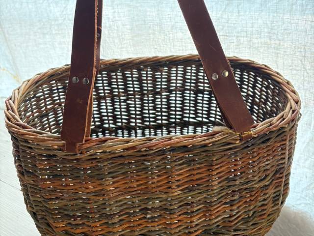 ラトビア 皮付き柳のバスケット 革持ち手