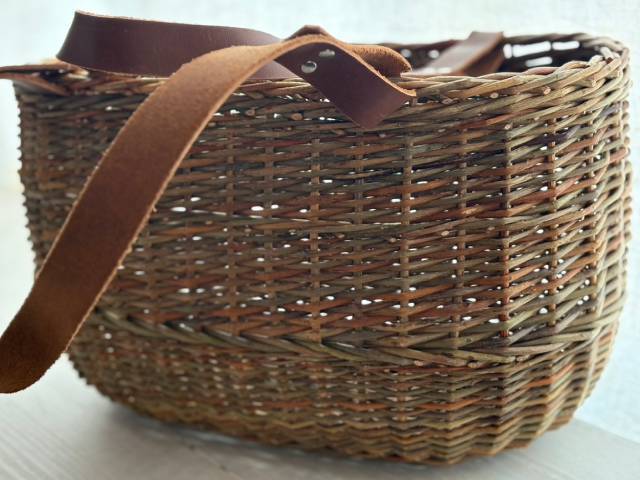 ラトビア 皮付き柳のバスケット 革持ち手
