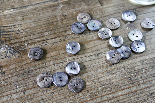 ラトビア　貝ボタン2穴　16mm　black