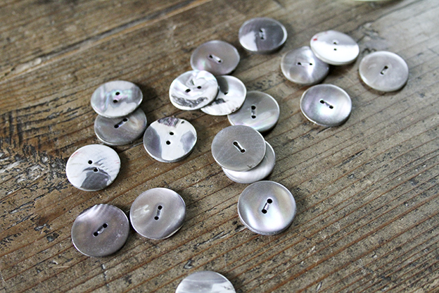 ラトビア　貝ボタン2穴　20mm