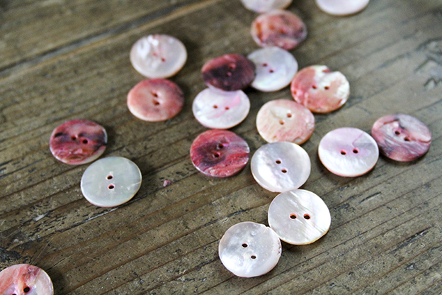 ラトビア　貝ボタン2穴　16mm　pink