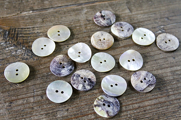 リトアニア　貝ボタン2穴　23mm