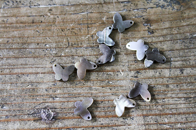 奈良　貝のチャーム　蝶　黒蝶貝