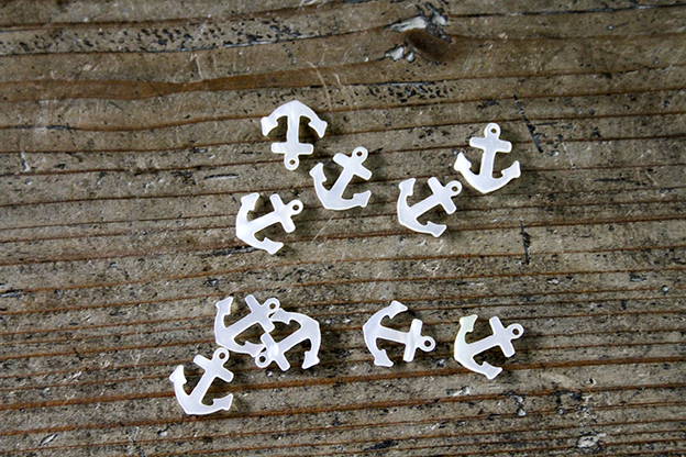 奈良　貝のチャーム　イカリ　白蝶貝