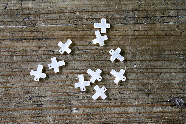 奈良　貝のチャーム　クロス　白蝶貝