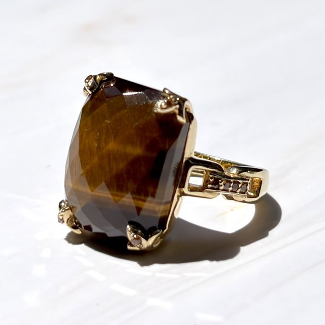 Hilary Joy Couture ニューヨーク発、世界を旅して出会った天然石が生み出す一点物のジュエリー。身に着けられるアート。
