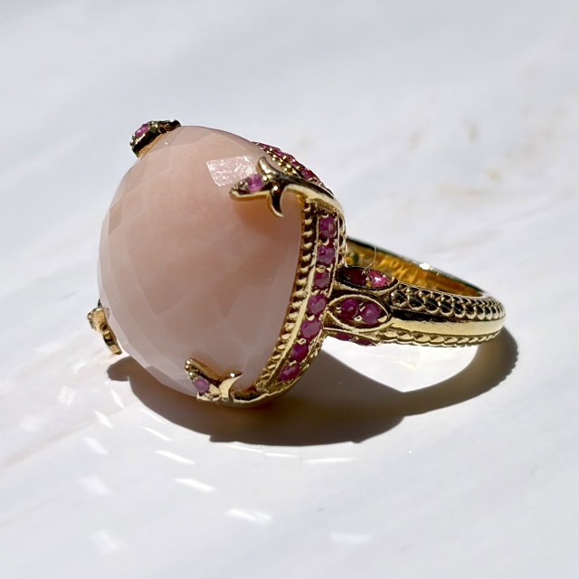 Hilary Joy Couture ニューヨーク発、世界を旅して出会った天然石が生み出す一点物のジュエリー。身に着けられるアート。