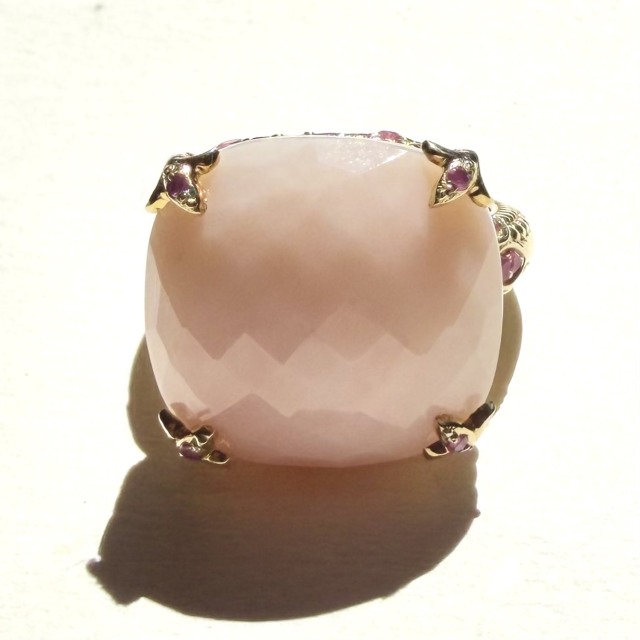 Hilary Joy Couture ニューヨーク発、世界を旅して出会った天然石が生み出す一点物のジュエリー。身に着けられるアート。