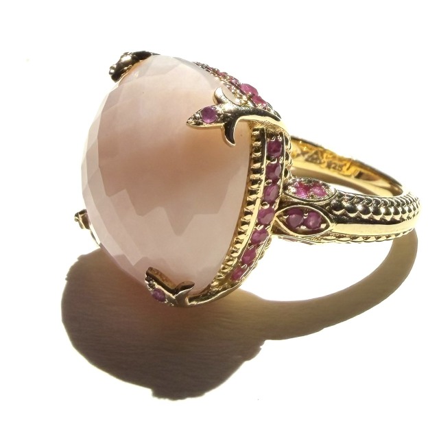 Hilary Joy Couture ニューヨーク発、世界を旅して出会った天然石が生み出す一点物のジュエリー。身に着けられるアート。