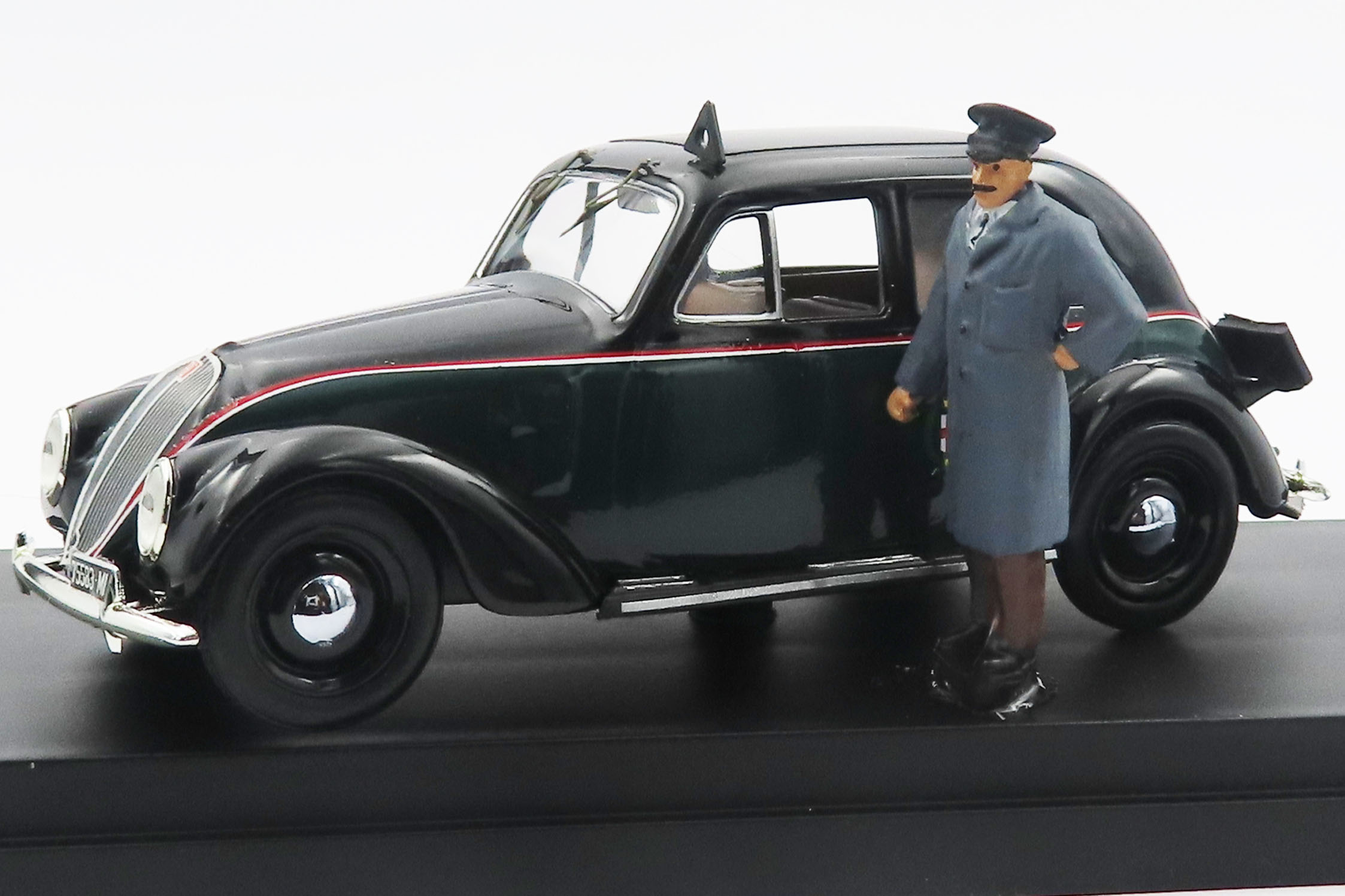 RIO 1/43 フィアット 1500 6ｃ タクシー ミラノ 1940 タクシー運転手 フィギュア付