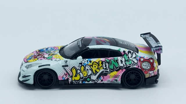 1/64 LB★WORKS Nissan GT-R R35 タイプ2 リアウイング バージョン 3"LBWK Kuma Graffiti"