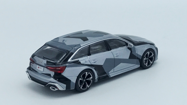 1/64 アウディ RS 6 アバント シルバーデジタルカモフラージュ
