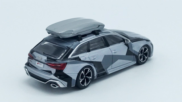 1/64 アウディ RS 6 アバント シルバーデジタルカモフラージュ w/ルーフボックス