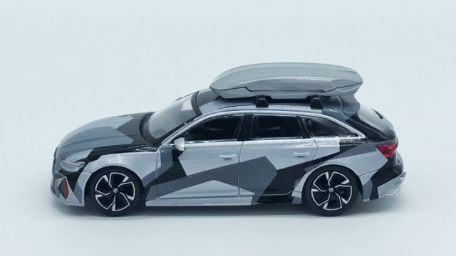 1/64 アウディ RS 6 アバント シルバーデジタルカモフラージュ w/ルーフボックス