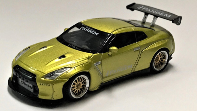 MINI GT 1/64 Pandem Nissan GT-R R35 GTウィング コスモポリタンイエロー(左ハンドル)