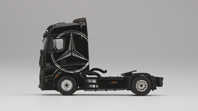 MINI GT 1/64 メルセデス ベンツ アクトロス ブラック/シルバー