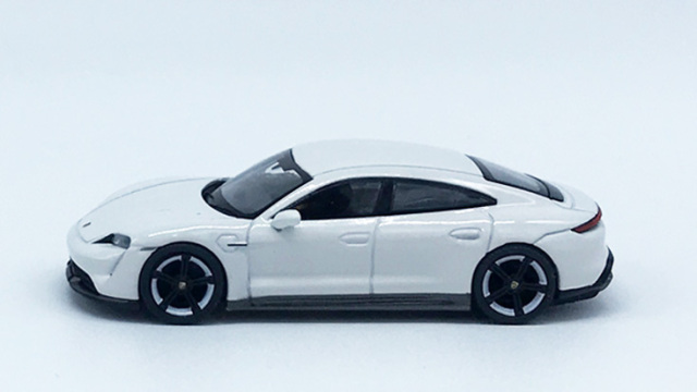 MINI GT 1/64 ポルシェ タイカン ターボ S ホワイト