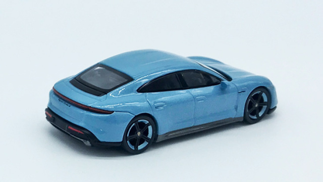 1/64 ポルシェ タイカン ターボ S フローズンブルーメタリック