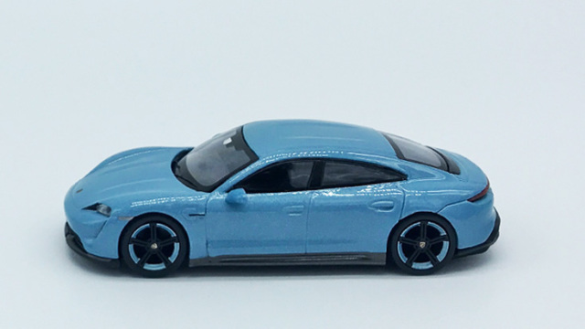 1/64 ポルシェ タイカン ターボ S フローズンブルーメタリック