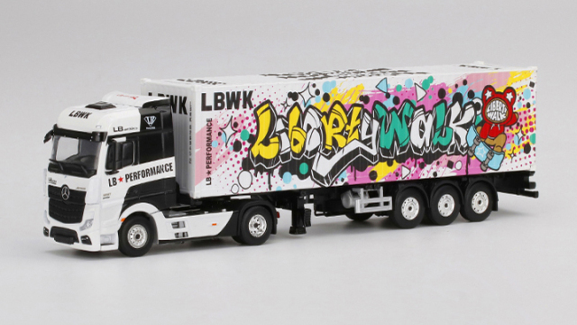 MINI GT 1/64 メルセデス ベンツ アクトロス 40ftコンテナ"LBWK Kuma Graffiti"(左ハンドル)